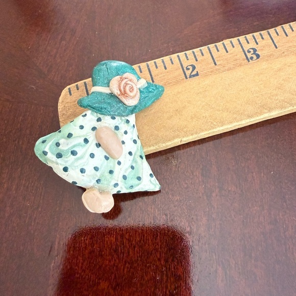 Vintage Jewelry - Vintage Girl Brooch